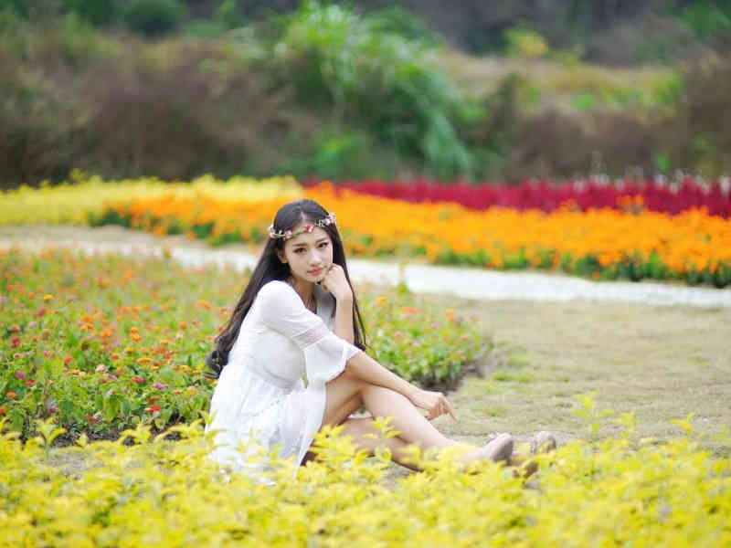 老汉地铁抢座揪住女子衣领将其拎起 目击者：偏要让女子让座