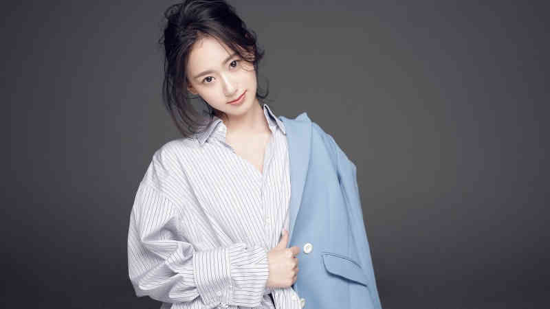 女子劝阻小孩踢椅背遭其父母扇耳光 东北大哥仗义出手